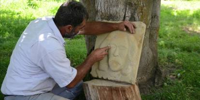 Kuruyan ağaçları sanat eserine dönüştürüyor
