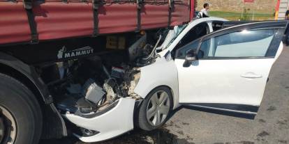 Sivas'ta otomobil tıra çarptı!  2'si çocuk 6 yaralı