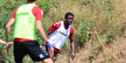 Sivasspor'da yeni transfer takımla çalışmalara başladı