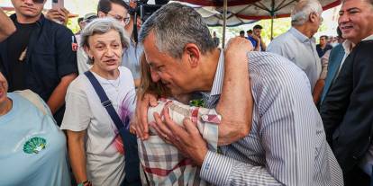CHP Genel Başkanı Özel, semt pazarını ziyaret etti