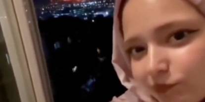 Yangın Alevlerini Arkasına Alan Kadından Skandal Paylaşım