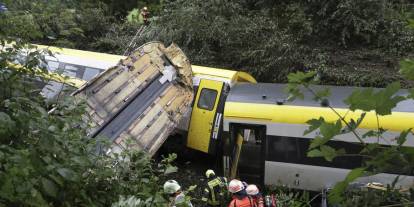 Yolcu treni raydan çıktı: 3 ölü, 41 yaralı