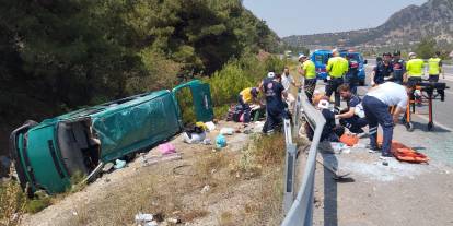 Sivas'ta yoldan çıkan minibüs takla attı: 13 yaralı