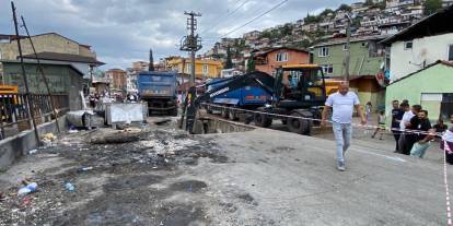 Yol çöktü, kamyon oluşan çukura düştü