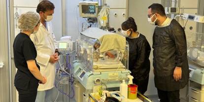 İç organları dışarda doğdu, doktorların sayesinde yaşama tutundu!