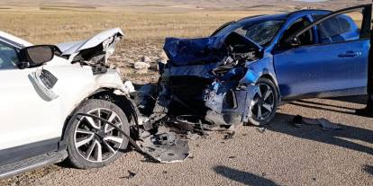 Sivas'ta otomobiller çarpıştı! 1 ölü, 1 yaralı