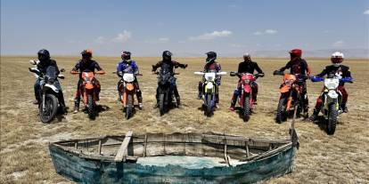 Kuruyan gölde motosikletle gezdiler!