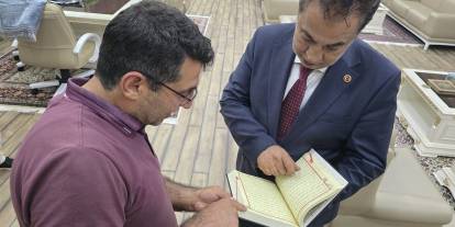 Güler’den Rektör Şengönül’e anlamlı hediye!