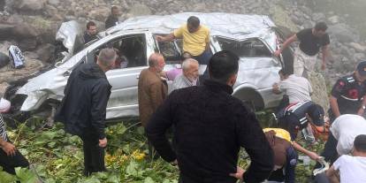 Arap turistleri taşıyan minibüs, uçuruma yuvarlandı