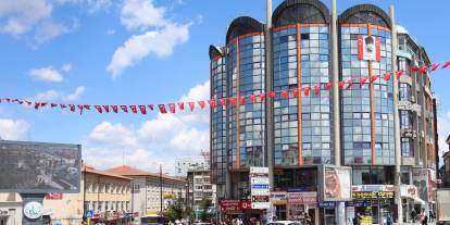 Sivas'ta  Aynalı Çarşı’nın Dış Cephesi Tarihi Meydanla Uyumlu Hale Getiriliyor