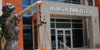 Hukuk fakültelerine giriş barajı yükseltildi!