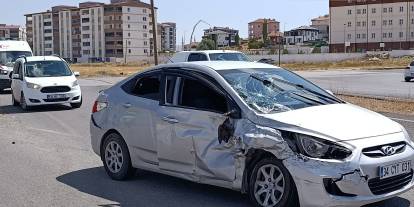 Sivas'ta kamyonetle otomobil çarpıştı