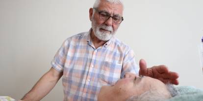 Yatalak ve konuşamayan eşine 10 yıldır gözü gibi bakıyor