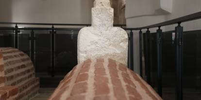 Kayıp mezar taşı Meydan Camii'nde gün yüzüne çıktı