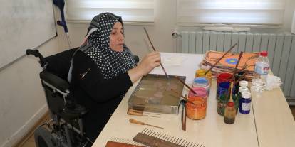 Ebru sanatıyla hayatlarını renklendiriyorlar...