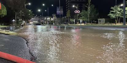 Sivas'ta su borusu patladı, yollar göle döndü...