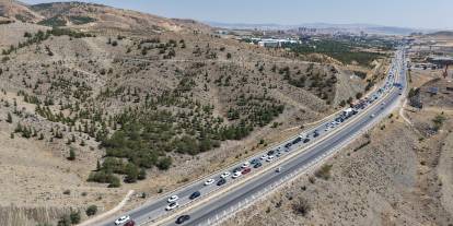 43 ilin geçiş güzergahında trafik durma noktasına geldi