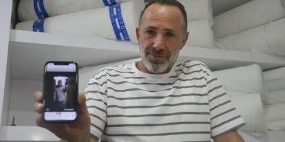 Sivaslı esnaf 2 metrelik yılanı boynuna doladı