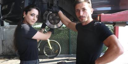 Sivaslı motor tamircisi, eşini usta olarak yetiştirdi
