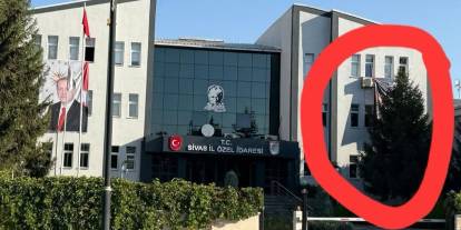 Atatürk’ün Resmi Ağaç Arkasında Kaldı, Tepkiler Yükseldi