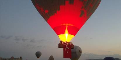 Balonlar Türk bayraklarıyla uçtu