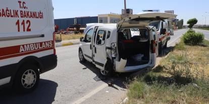 Sivas'ta hafif ticari araç ile otomobil çarpıştı: 6 yaralı