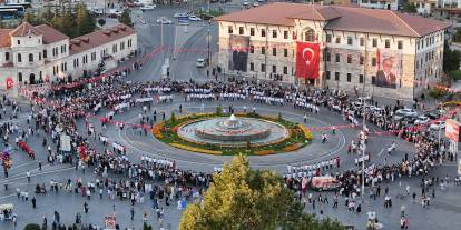 Dünyanın en büyük halaylarından biri Sivas’ta