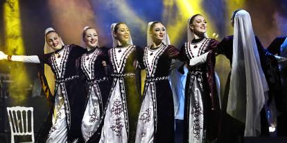 Halk Dansları Topluluğu büyüledi
