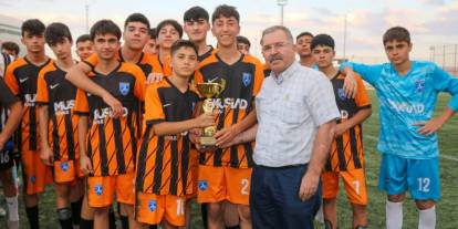 Genç futbolcular kupanın sahibi oldu