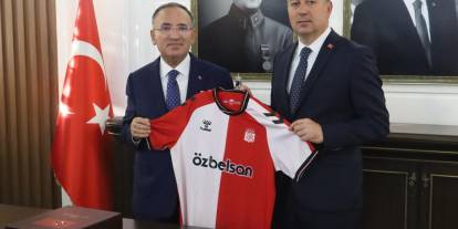 Uzun'dan TBMM Başkanvekili Bozdağ'a Sivasspor forması