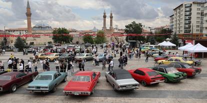 Sivas'ta klasik otomobiller görücüye çıktı