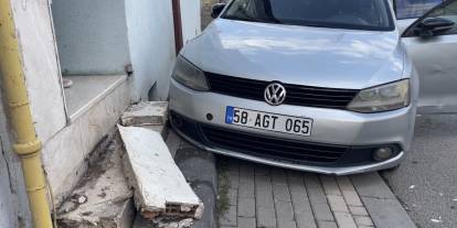 Polisten kaçan otomobil apartmana daldı!