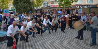 Sivas'ta obizeteye halaylı protesto!
