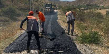 Sivas'ta köy yollarında çalışmalar sürüyor!
