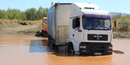 Kızılırmak'a saplanan TIR 2 gün sonra çıkarıldı