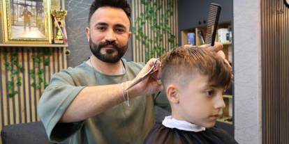 Sivaslı Kuaför Samet Totaş, 400 Öğrencinin Yüzünü Güldürdü
