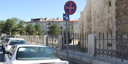 Ya Araçları Kaldırın, Ya Levhaları…