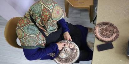 Kadınlar bakır işlemeciliğini geleceğe taşıyor