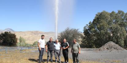 Sivaslı çiftçi petrol ararken su buldu!