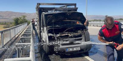 Erzincan- Sivas yolunda kamyon alev aldı!
