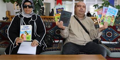 Görme engelli eşlerin kitap çıkarma sevinci