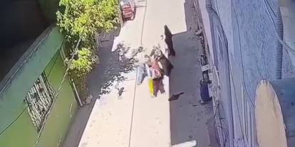 Kucağında bebeğiyle anneyi darp ettiler!