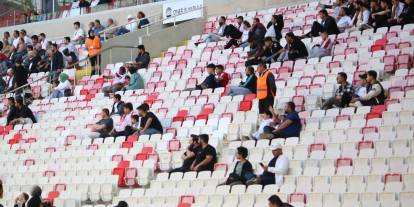 Sivasspor taraftarı stadyumu unuttu!