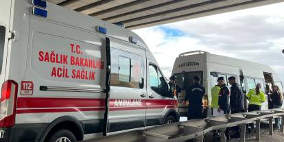 Sivas’ta öğrenci servisi bariyerlere çarptı:1 yaralı