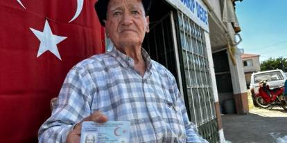90 yaşında 50 yıldır bakkal işletiyor