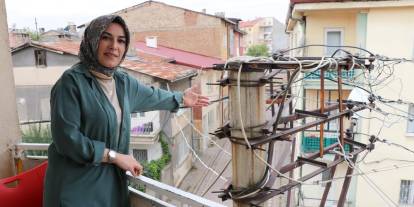 Yağmurlu havalarda da evi elektrik direğinden çıkan kıvılcımlar aydınlatıyor