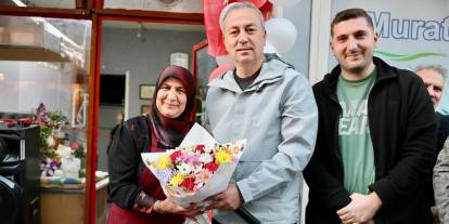 Çiçekli Caddesi’nde çiçeklerle karşılandı
