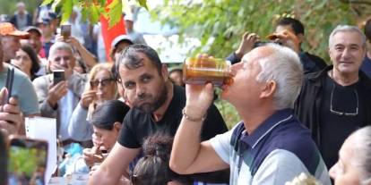 2 dakikada 1 kilogram bal yedi