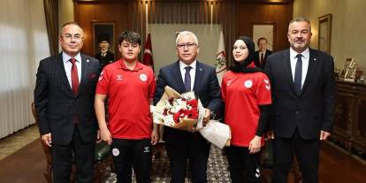 Sivas’ta sporun yıldızlarından protokol ziyareti
