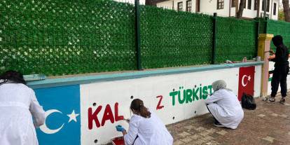 Sivas Ülkü İmam Hatip’ten Anlamlı Destek: Duvarlar Filistin ve Doğu Türkistan İçin Renkleniyor